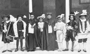 Niños Premiados en la fiesta Literaria Celebrada en la Universidad, bajo la...