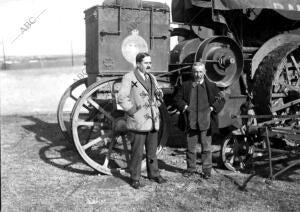 El director de la granja agrícola de Melilla, Sr. Carlos Cremade (X), con su...