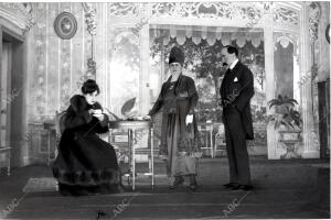 Una escena de la comedia en tres Actos, "Muñecos de Papel", de D. J