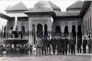 El Sr. Rodes (X), y su Acompañamiento, en el patio de los Leones, de la Alhambra...