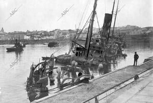 El buque Francés "Provence", que A los dos Días de Refugiarse en el Puerto, por...