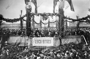 El gobernador civil de Barcelona, Sr. Rothwos (X), en representación de S.M