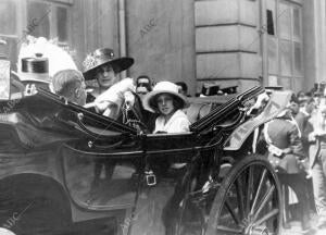 La Reina doña victoria con sus Augustos Hijos