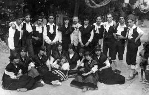 Grupo de Distinguidas Señoritas y Jóvenes, con el Maestro (Juan) Latorre (X),...