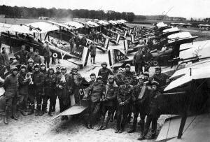 Un grupo de aviadores británicos y sus aparatos, dispuestos para emprender el...