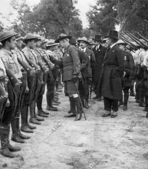 El general inglés Sir Baden Powell (X) Revistando la sección de instrucción...