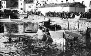 El hidroavión Francés "A-12", encontrado en alta mar y Remolcado al puerto por...