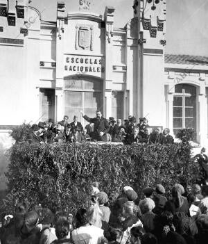 El rector de la Universidad de Barcelona (X) Inaugurando el grupo Escolar