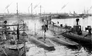Los Torpederos Números 1 y 18 y los Submarinos "A 2" Y "A 3", Llegados...