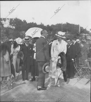 S.M. la Reina (X) al salir del campo de polo después de presenciar un partido...