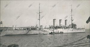 El buque de Guerra Italiano "Libia", que ha fondeado en el puerto de la ciudad...