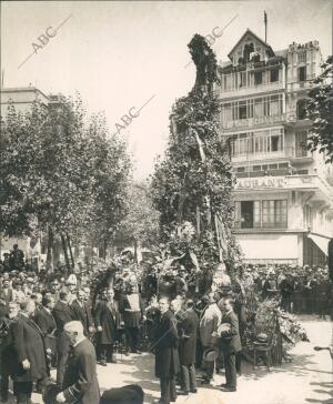 El ayuntamiento Depositando una corona en la estatua Del "Conseller en Cap"