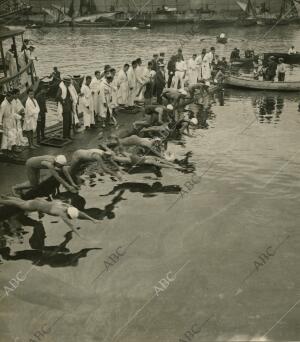 Momento de echarse al agua los nadadores que tomaron parte en el Campeonato de...