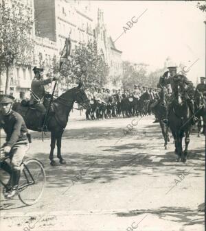 El Capitan General, Sr. Milans del Bosch (X), en la gran vía Diagonal, Saludando...