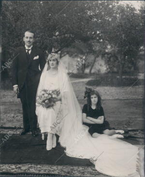 Maruja Alvear y Sánchez Guerra, con D. Eduardo Luca de Tena, después de recibir...