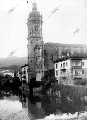 Vista de la torre de la iglesia y del río del pueblo Amorebieta (Vizcaya)