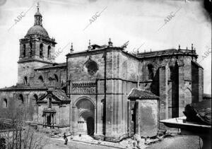 Fachada sur de la catedral del ciudad Rodrigo (Salamanca)