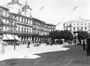 Plaza Mayor de Segovia, dominada por el Ayuntamiento, edificio de granito de...