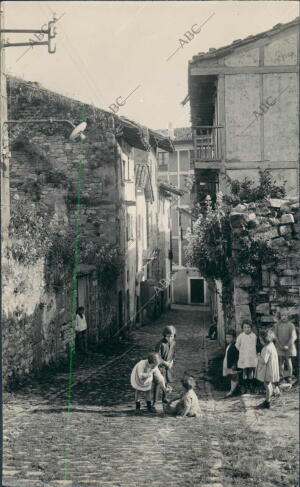 Una calle de Fuenterrrabía con Niños Jugando