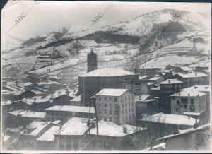 Pintoresca vista de la ciudad de Eibar después de una Copiosa Nevada