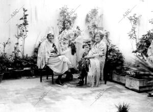 Año 1920, Mujeres en un patio particular