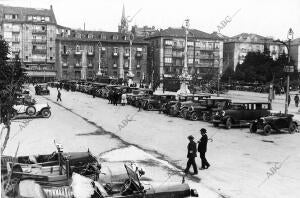 Automóviles aparcados en una plaza de Santander