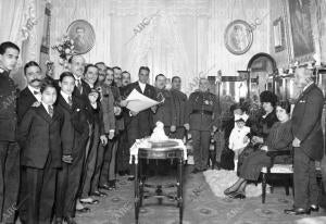 El teniente de Alcalde, Sr. Martí (1), Recibiendo el título de socio de Mérito,...