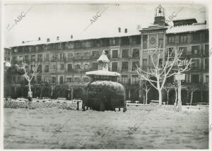 La plaza de Zocodover nevada, en primer término el evacuatorio