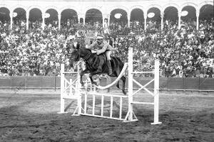 El oficial de Caballeria Sr. Ramos, ganador del premio en la prueba de salto de...
