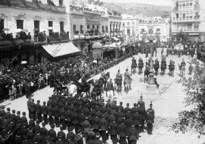 Aspecto que Ofrecia la puerta de Purchena durante la ceremonia Celebrada con...