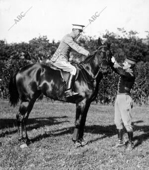 El Caballo "Botaina", montado por don José Cabanillas, ganador del Premio...
