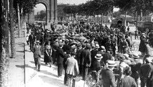 Salida de los Coches que Tomaron parte en la vuelta de Cataluña