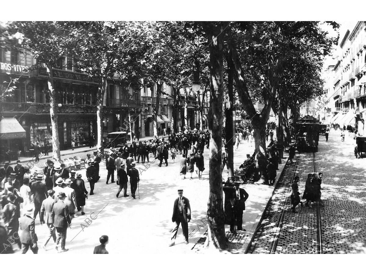un-trozo-de-la-rambla-del-centro-de-barcelona-con-las-sillas-para