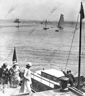 S.M. la Reina doña Victoria (X) al desembarcar en el muelle después de las...