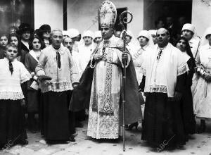 El obispo de la diócesis Bendiciendo el edificio de la casa del Niño, fundación...