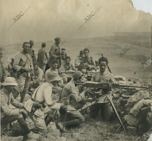 El grupo de Ametralladoras de los Regulares de Ceuta Batiendo al enemigo desde...