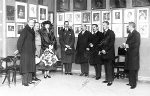 Ss. Mm. los Reyes (X), durante su visita de ayer A la exposición internacional...