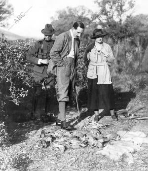 El Rey al terminar un ojeo en la cacería Realizada en la finca de la marquesa de...
