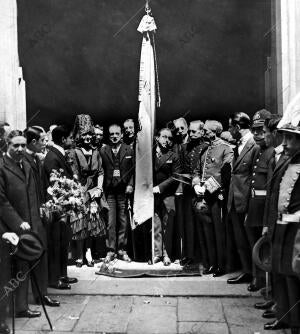 La bandera de la unión Española de Estudiantes de Cataluña, después de su...