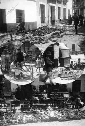 El famoso Jueves, equivalente al rastro madrileño y los Encantes de Barcelona,...