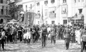 S.A. el infante D. Carlos (X) Llevando el Pendon Hirtorico de la ciudad en la...