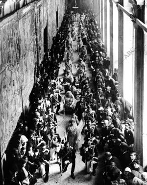La familia real y Altos Dignatarios Palatinos en la procesión por las Galerías...