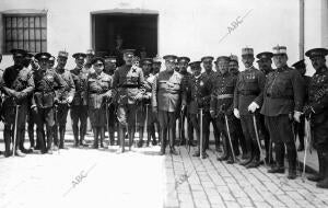 Su Alteza (X), con los Jefes y Oficiales del batallón Cazadores de Ronda,...