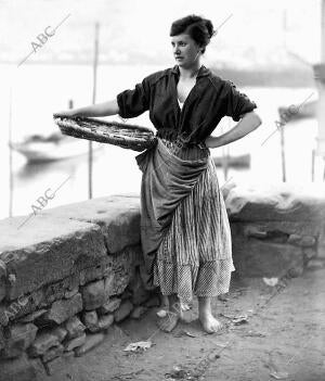 Mujeres Españolas. Una donostiarra Vendedora de Sardinas (