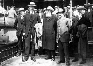 Llegada A Londres de la delegación Irlandesa, Presidida por Mr. de Valera (X),...