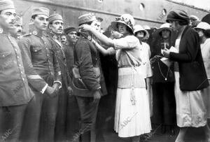 Distinguidas Señoritas que Impusieron A los Soldados Medallas del santo cristo...