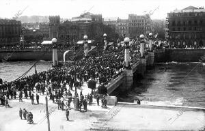 El publico pasando por el puente de la Zurriola después de la inauguración