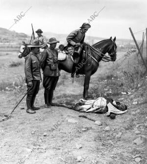 Nuestras Tropas en Nador Cadaver del Moro, que Fue, con Otros Muchos, abandonado...