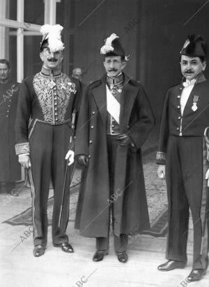 El nuevo ministro de Grecia, Sr. Lysomaque Caftanzoghi (X), que ayer Presentó...