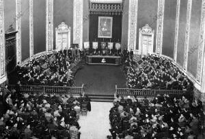 Aspecto del paraninfo de la Universidad central durante la asamblea escolar...